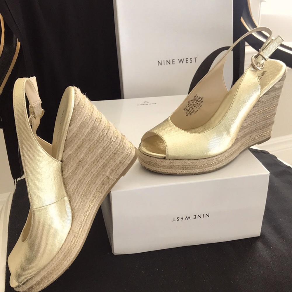 Nine West warm hold wedge. Size 8 worn only once!  Pairs with liven pants, denim